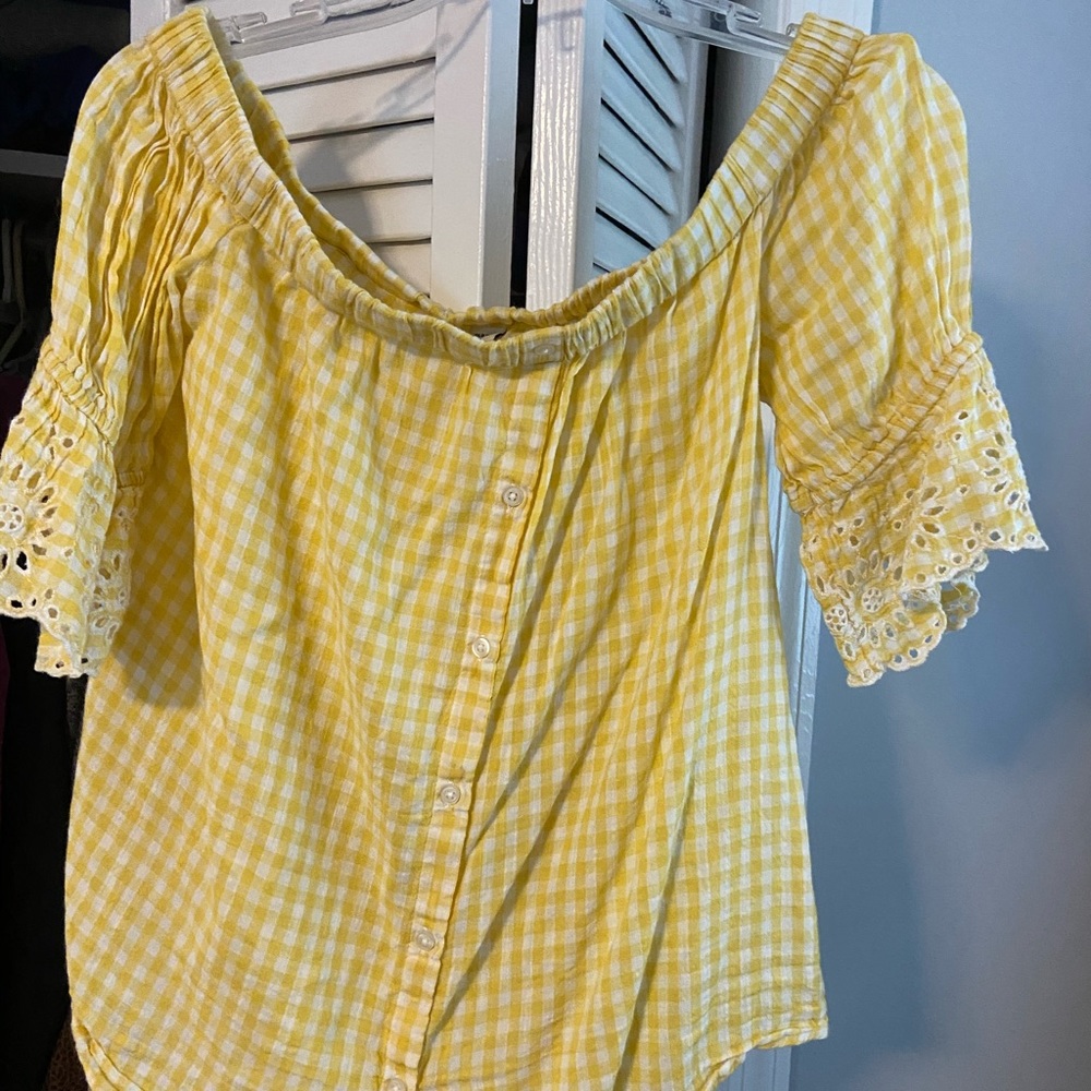Yellow of the shoulder top